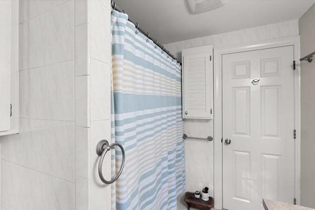 bathroom with curtained shower