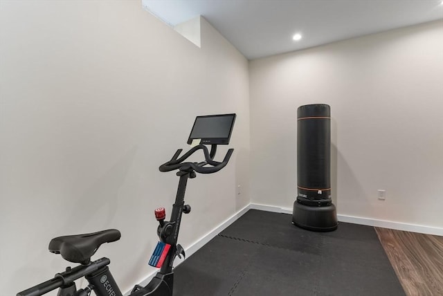 exercise room featuring baseboards