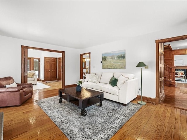 living room featuring light wood-style flooring and baseboards