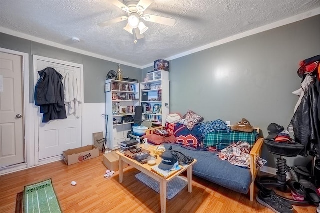 bedroom featuring a textured ceiling, wood finished floors, and a ceiling fan