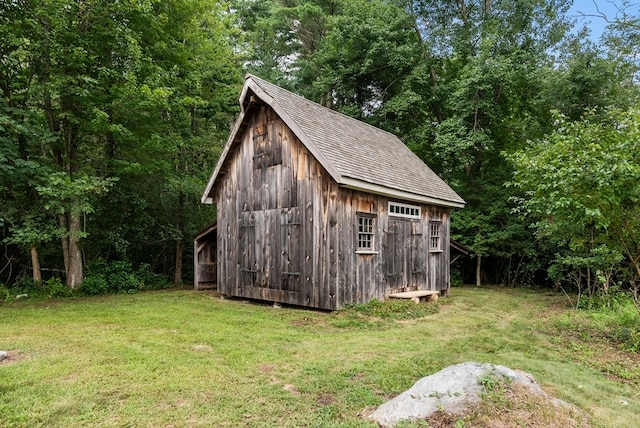 view of outdoor structure with a yard