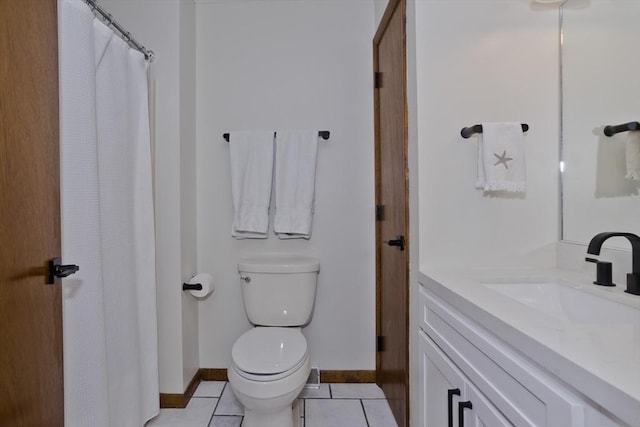 full bathroom featuring tile patterned floors, a shower with curtain, toilet, baseboards, and vanity