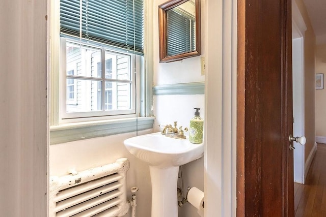 bathroom featuring a sink