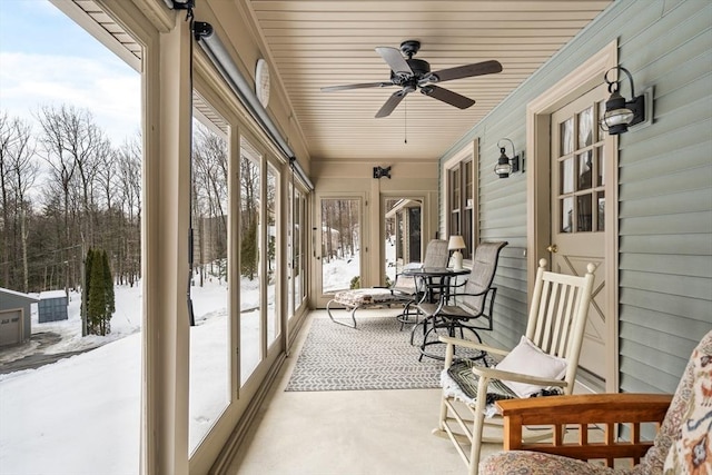 sunroom with ceiling fan