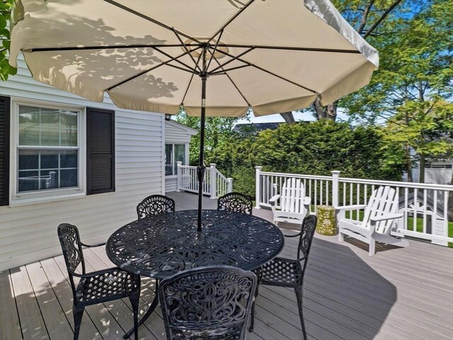 deck featuring outdoor dining space