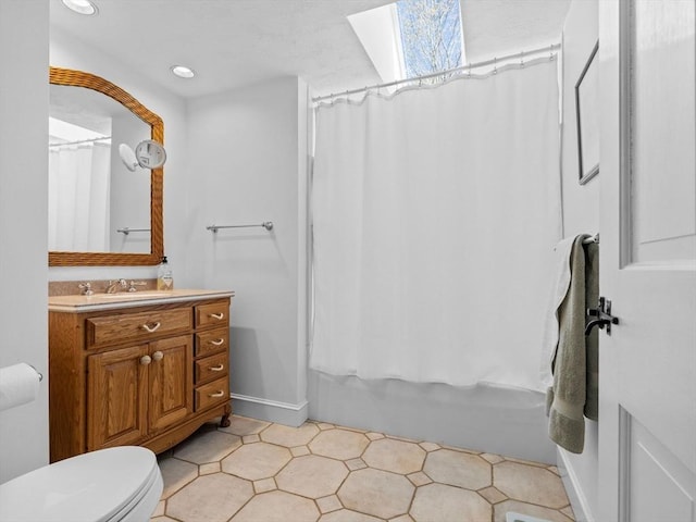 full bathroom featuring shower / bath combo with shower curtain, recessed lighting, toilet, and vanity