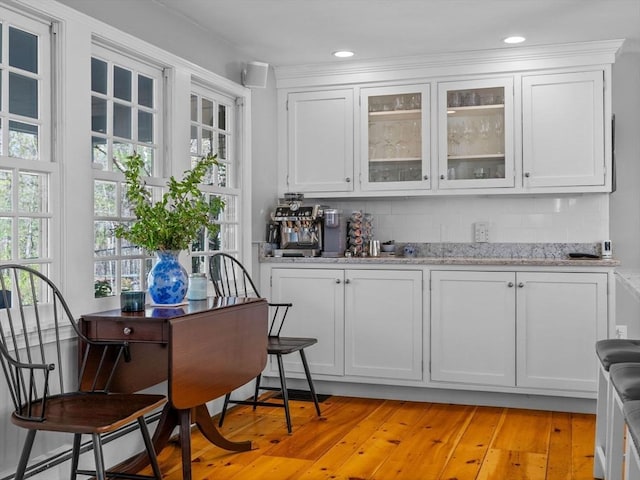 bar with tasteful backsplash, recessed lighting, and light wood-style flooring