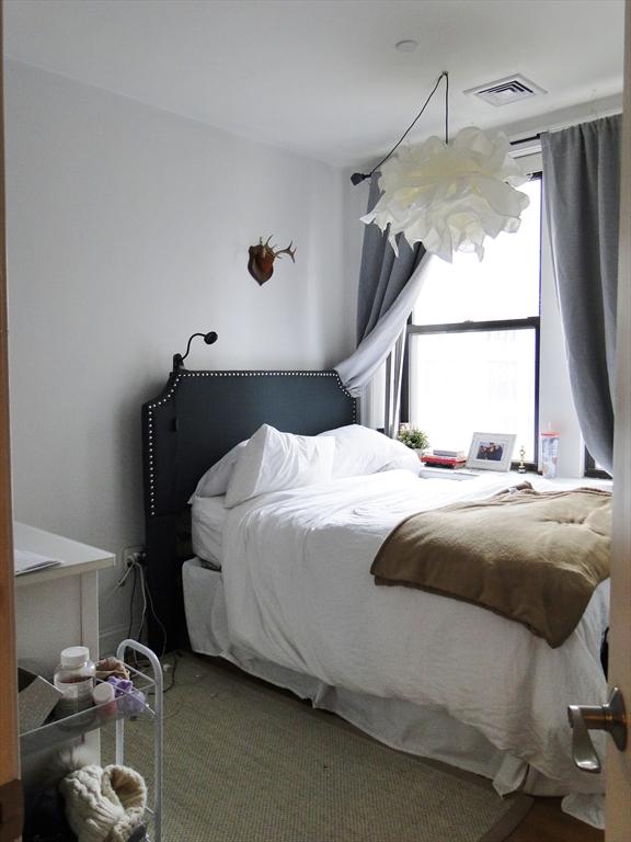 bedroom featuring carpet floors