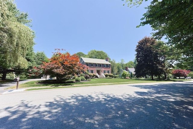 5 Windsor Rd, Lynnfield, MA 01940 - view of front facade with a front lawn
