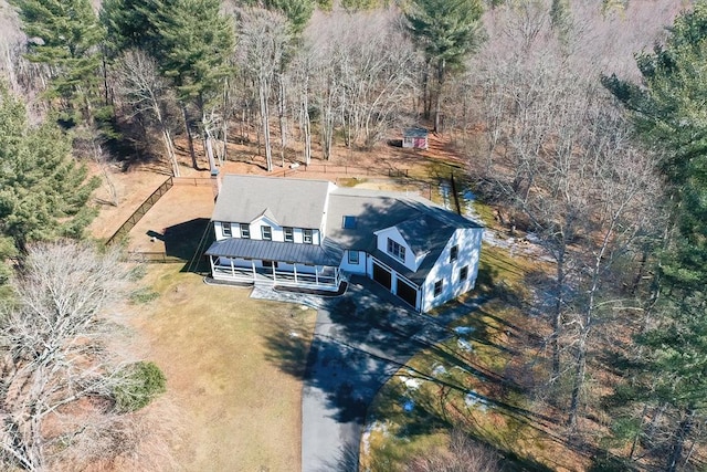 birds eye view of property featuring a forest view