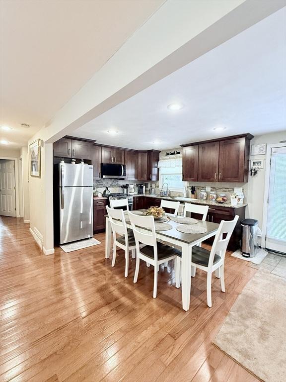 dining area with recessed lighting, light wood-style flooring, and baseboards