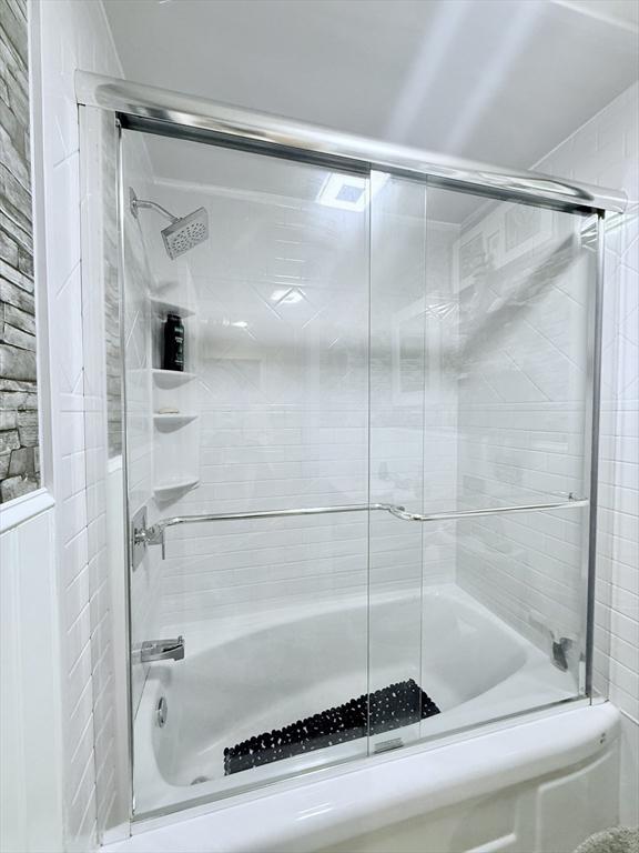 bathroom with enclosed tub / shower combo