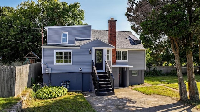 view of front of home featuring a front lawn