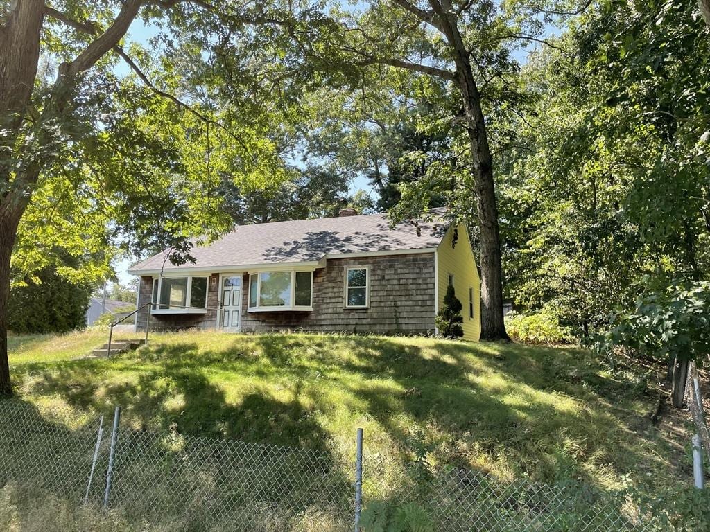 ranch-style home featuring a front lawn