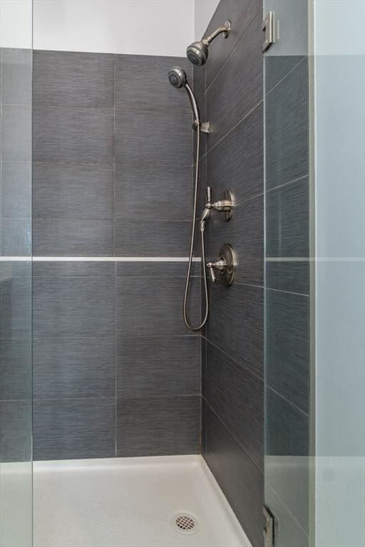 bathroom featuring tiled shower