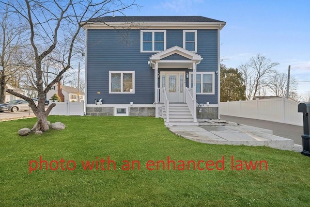 view of front of property featuring a front lawn and fence