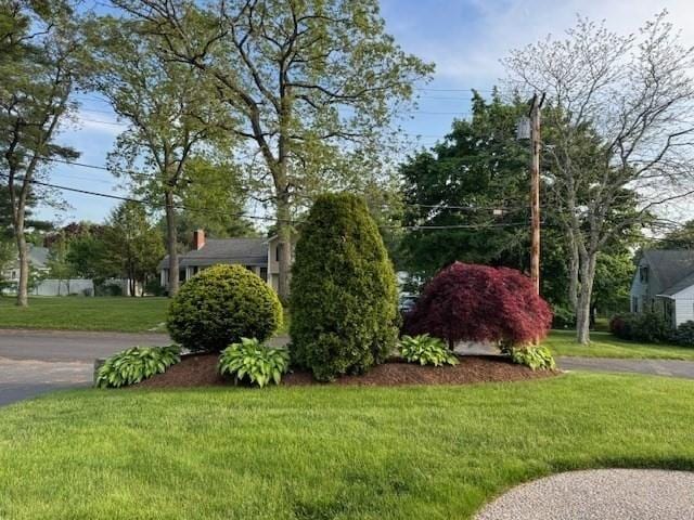 community sign featuring a yard