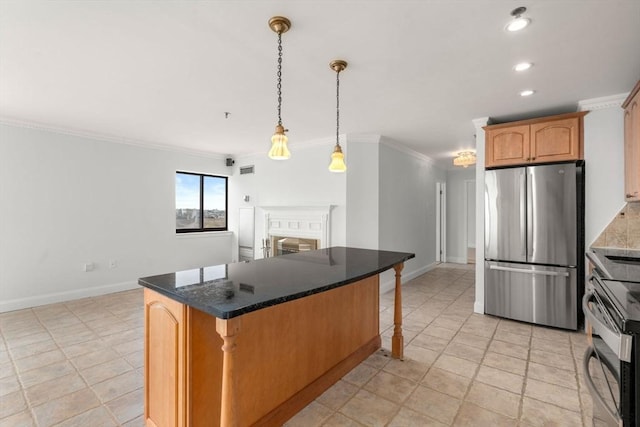 kitchen featuring freestanding refrigerator, crown molding, electric stove, a center island, and a breakfast bar