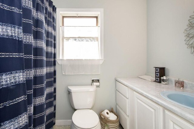 full bathroom with toilet, a shower with curtain, and vanity