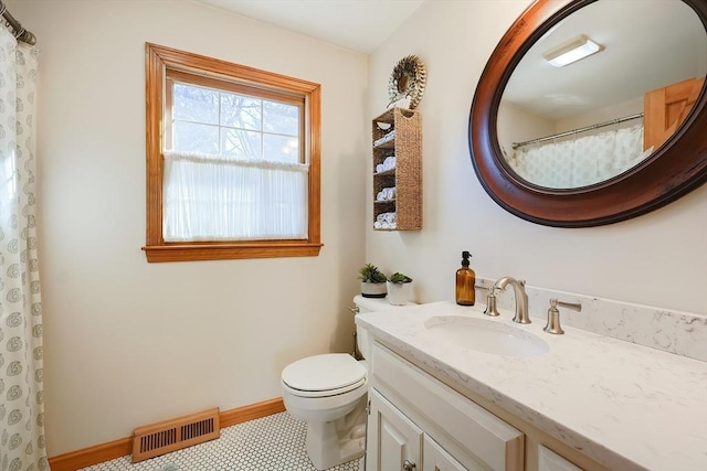 full bath with visible vents, baseboards, toilet, and vanity