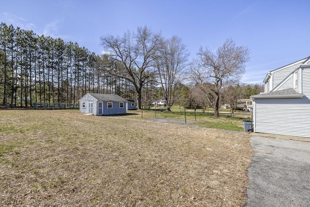 view of yard with an outbuilding