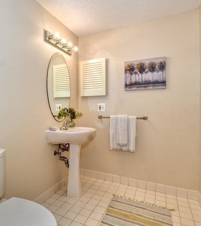 9 Knollwood Ct Unit 9, Burlington, MA 01803 - half bath featuring toilet, tile patterned floors, and a textured ceiling