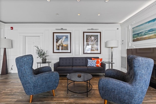 living room featuring visible vents, wood finished floors, and recessed lighting