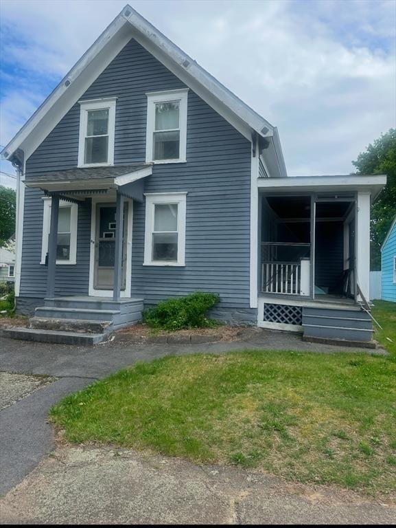 view of front facade featuring a porch and a front yard