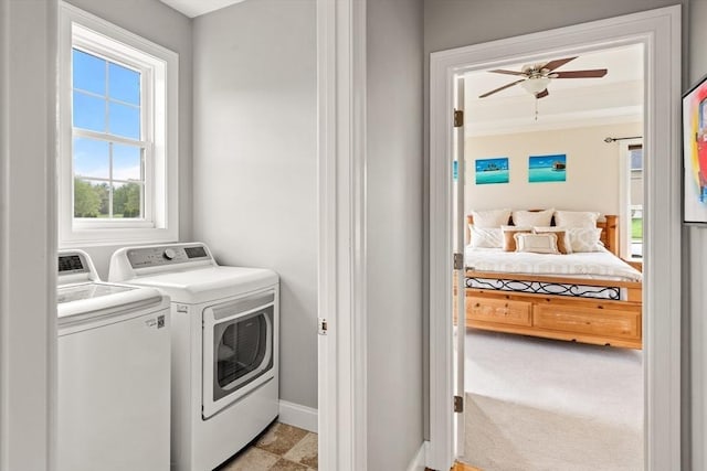 laundry area featuring independent washer and dryer, baseboards, ceiling fan, and crown molding