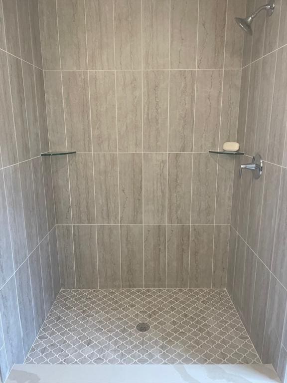 bathroom featuring tiled shower