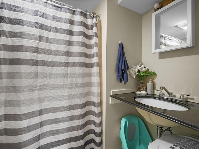 full bathroom featuring a sink and a shower with shower curtain