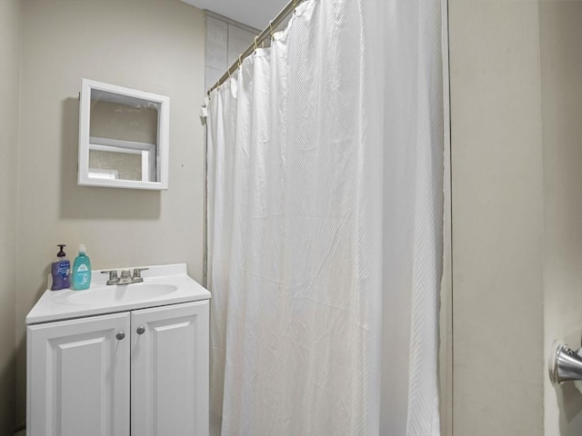 full bathroom featuring vanity and a shower with shower curtain