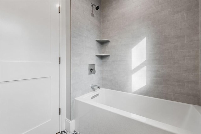 bathroom featuring tiled shower / bath combo