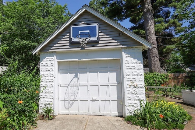 88 Biltmore St, Springfield, MA 01108 - detached garage with driveway