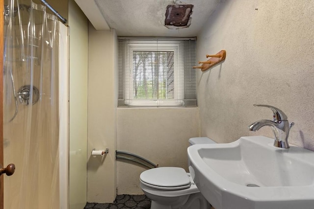 9 Flagg Rd, Acton, MA 01720 - full bathroom featuring a shower with shower curtain, toilet, and a sink