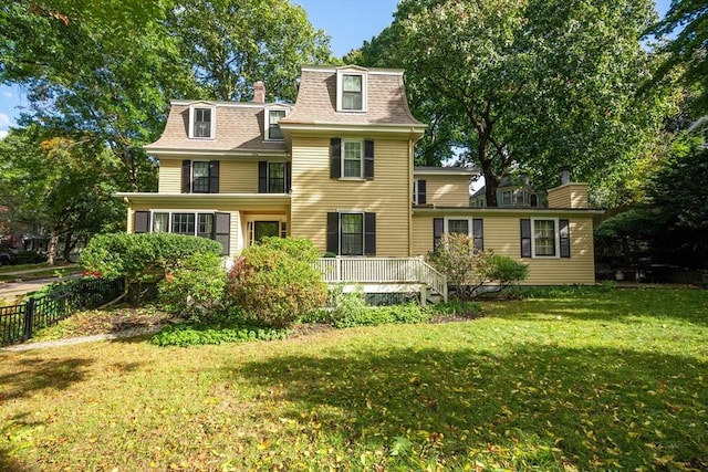 view of front of house featuring a front yard