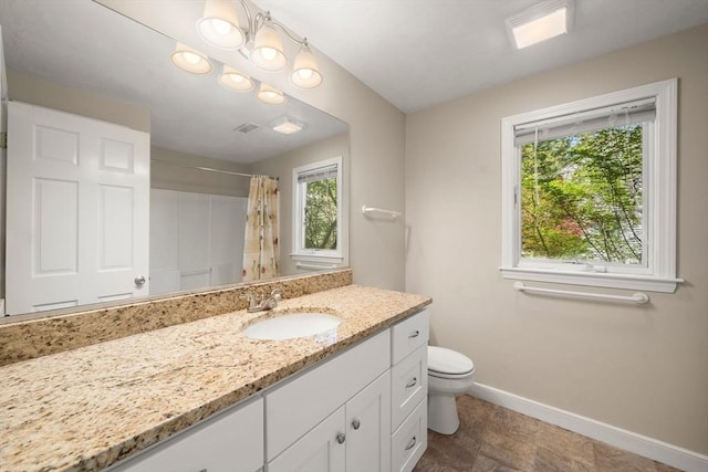 full bath with toilet, vanity, visible vents, a shower with shower curtain, and baseboards