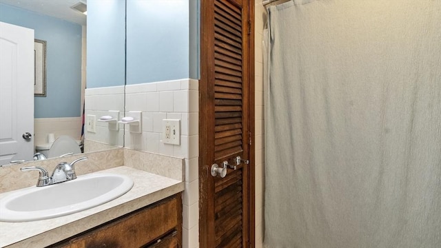160-162 Rockland St, Fall River, MA 02724 - full bathroom with vanity, toilet, and a shower with curtain