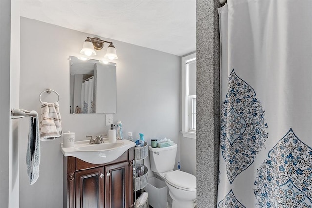 bathroom with toilet, a shower with curtain, and vanity