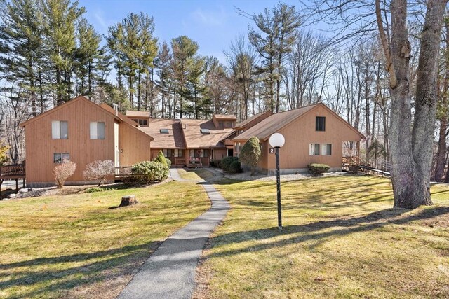 view of front of property featuring a front lawn