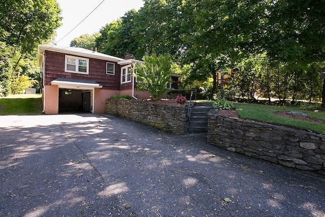 view of front of property with driveway
