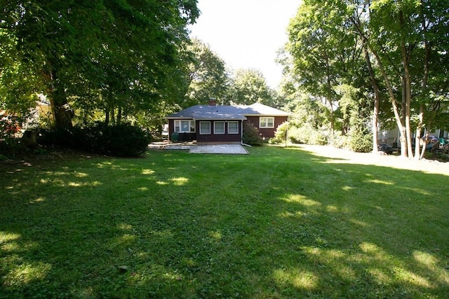 view of green lawn