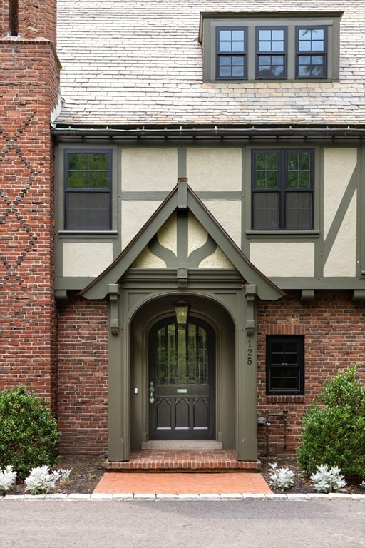 property entrance featuring a porch