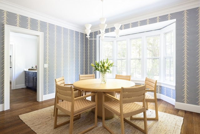 dining room featuring crown molding, dark hardwood / wood-style floors, and a notable chandelier