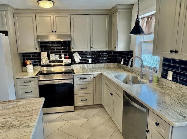kitchen with tasteful backsplash, stainless steel appliances, under cabinet range hood, a sink, and pendant lighting