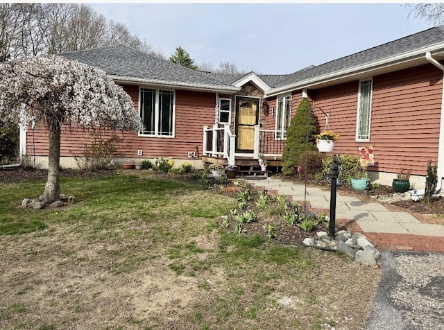 single story home featuring a front lawn