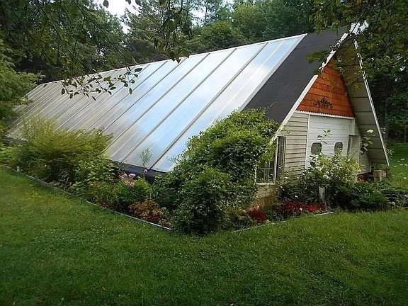 view of shed / structure featuring a lawn