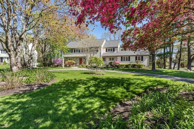 view of front of property with a front lawn