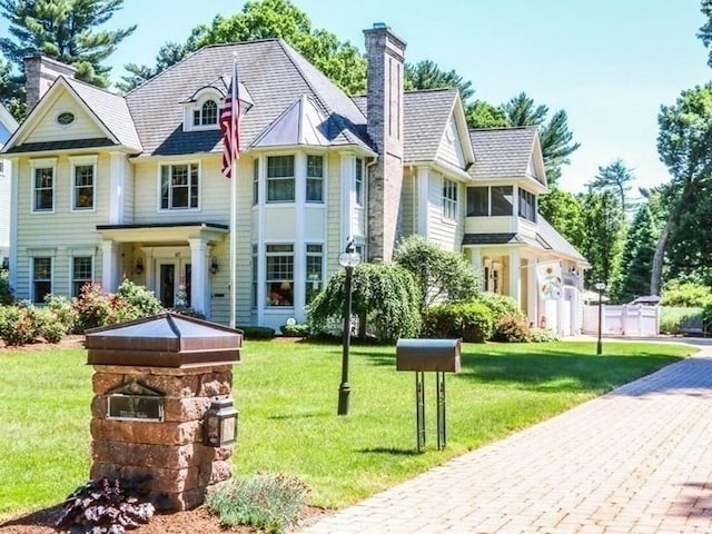 view of front of property with a front lawn