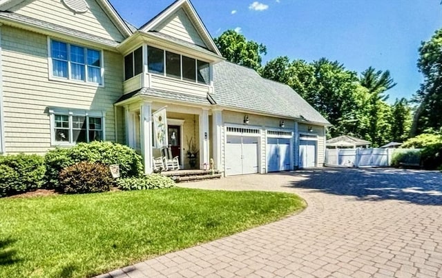 view of front of property featuring a front lawn